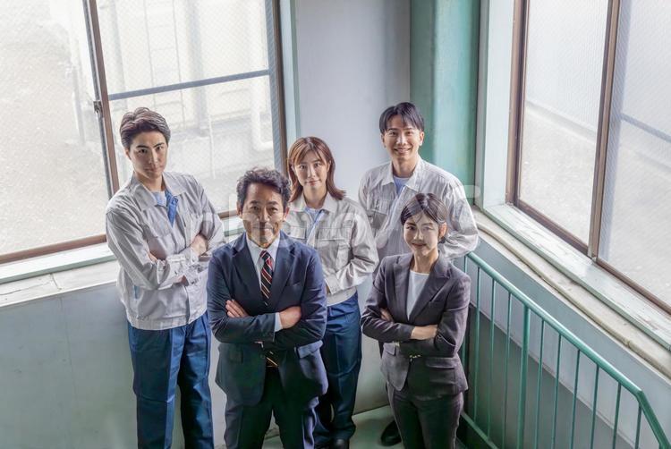  室内に並ぶ会社従業員の集合社員 工場,ビジネスマン,階段の写真素材