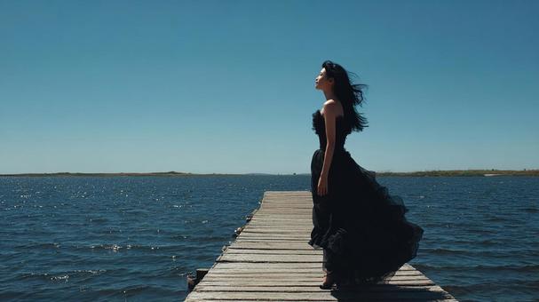 青い空と海に映える孤高の女性 青い空と海に映える孤高の女性の写真
