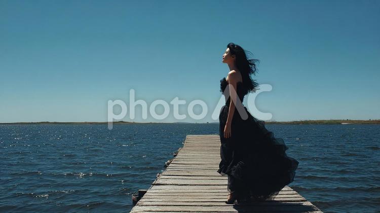青い空と海に映える孤高の女性 女性,黒髪,ロングヘアの写真素材
