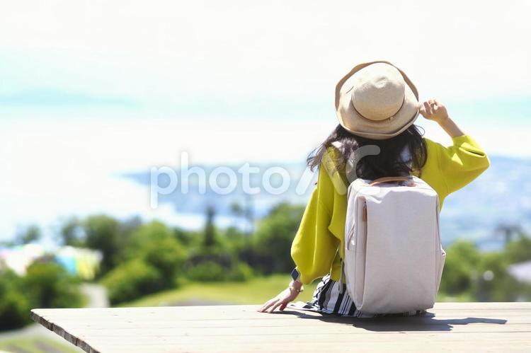 麦わら帽子の女性と展望風景 人物,女性,ポートレートの写真素材