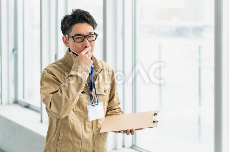 鼻をかく作業服の男性 ビジネス,ビジネスマン,作業員の写真素材