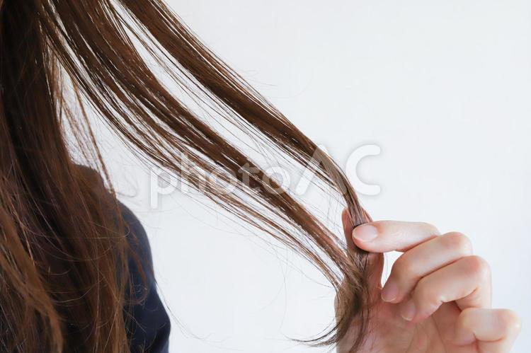髪の毛を触る女性　ヘアケア 髪質,毛先,枝毛の写真素材