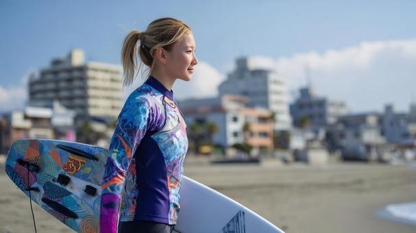 海辺の砂浜でサーフボードを抱え歩く女性 海辺の砂浜でサーフボードを抱え歩く女性の写真