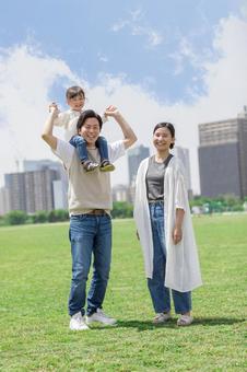 肩車しながら散歩する親子 肩車しながら散歩する親子 人物,家族,肩車の写真素材