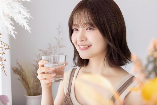 水を飲む女性 水を飲む女性の写真