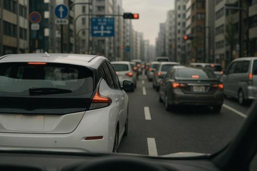 都市の交差点で停車中の電気自動車 都市の交差点で停車中の電気自動車の写真