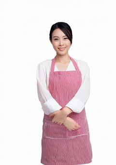 エプロンスタイルの女性 エプロンスタイルの女性の写真