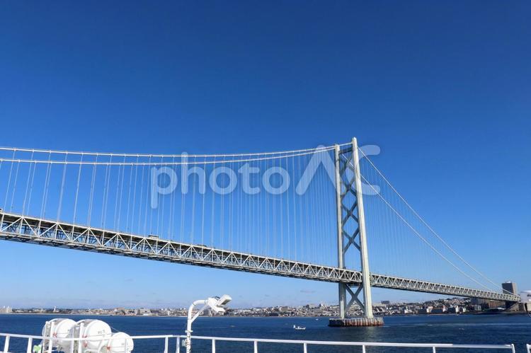 船上から明石海峡大橋を望む 明石海峡大橋,明石海峡,橋の写真素材