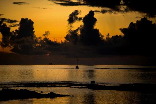 <素材>夏の雨の夕暮れの海の風景 <素材>夏の雨の夕暮れの海の風景の写真