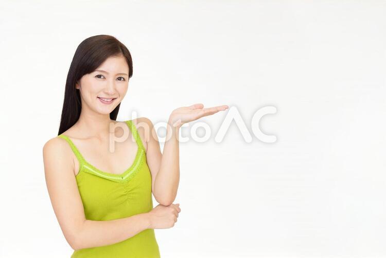 掌を見せる笑顔の女性 女性,女,笑顔の写真素材