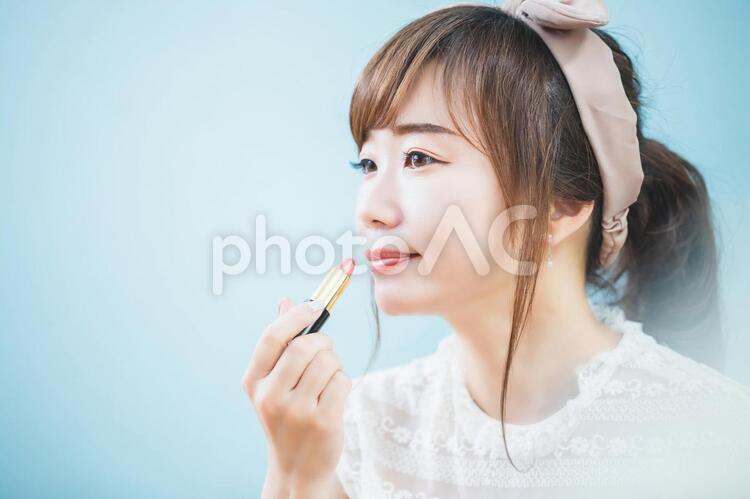 メイクする女性（口紅） コスメ,化粧品,唇の写真素材