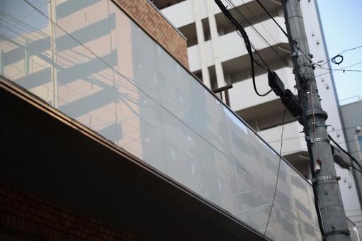 タイルに反射する電線の跡 透明,素材,タイルの写真素材