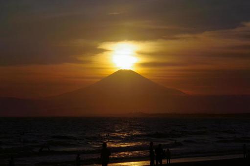 【ダイヤモンド富士】片瀬西浜海岸より 【ダイヤモンド富士】片瀬西浜海岸より ダイヤモンド富士,富士山,太陽の写真素材
