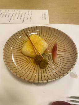 美しい器に盛り付けられた和食の箸休め 美しい器に盛り付けられた和食の箸休め 和食,日本料理,懐石料理の写真素材