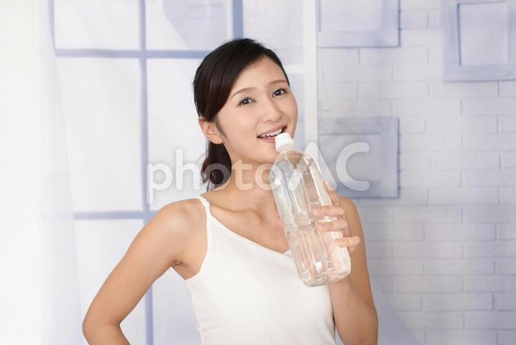 水分補給をする女性 リラックス,水,飲み物の写真素材
