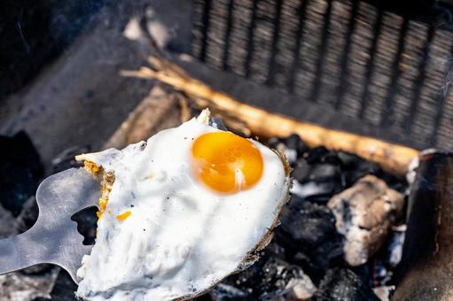 目玉焼きのアップ 目玉焼き,アップ,フライ返しの写真素材