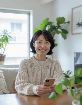 女性とスマートフォンの写真