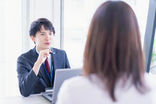 面談をするオフィスワーカー 面談をするオフィスワーカーの写真