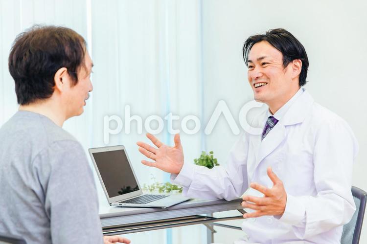 診察する男性医師 医者,医師,ドクターの写真素材
