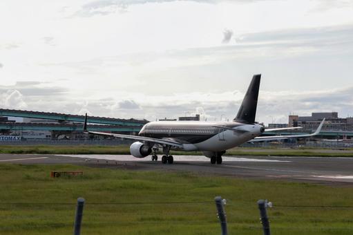 都市に囲まれた福岡空港の空撮風景 都市に囲まれた福岡空港の空撮風景 飛行機,航空機,旅客機の写真素材