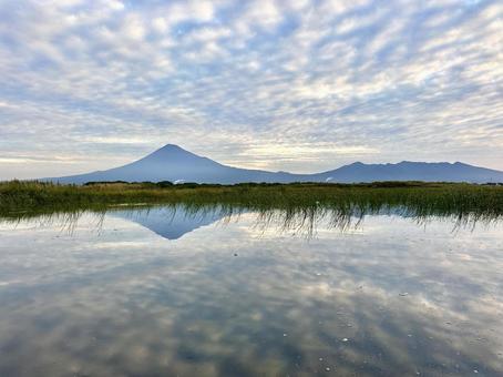 富士川と富士山と雲空 富士川と富士山と雲空の写真