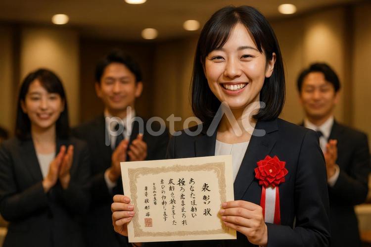 表彰される女性社員 女性,日本,表彰の写真素材