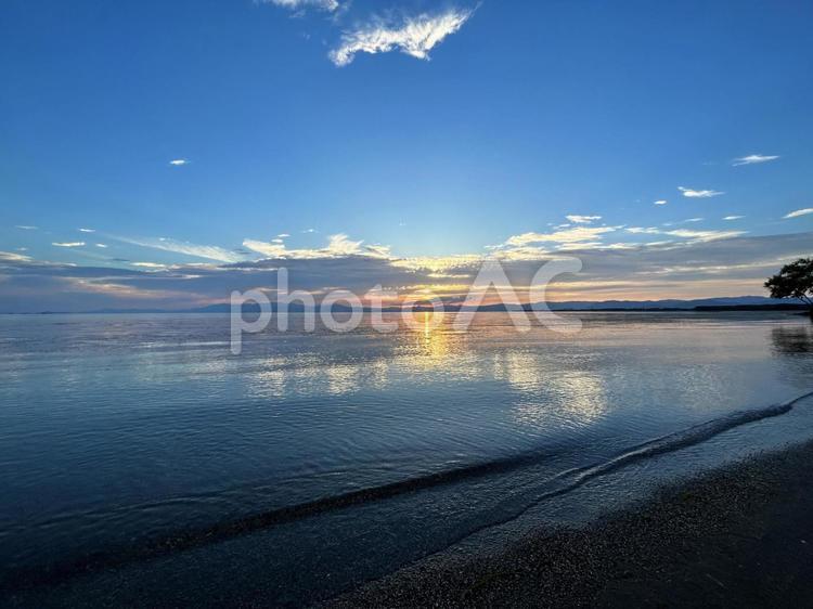 夕日が反射する琵琶湖 琵琶湖,びわこ,びわ湖の写真素材