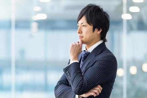 笑顔で考える男性ビジネスマン 男性,考える,笑顔の写真素材