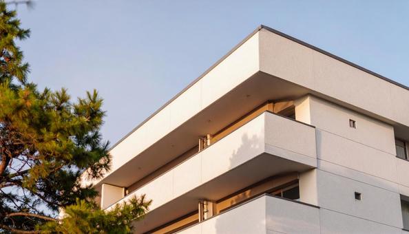 4階建ての近代的な建物 4階建ての近代的な建物の写真