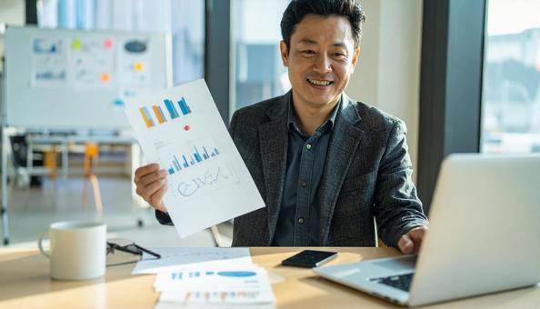 資料作成・分析をするビジネスマンの写真