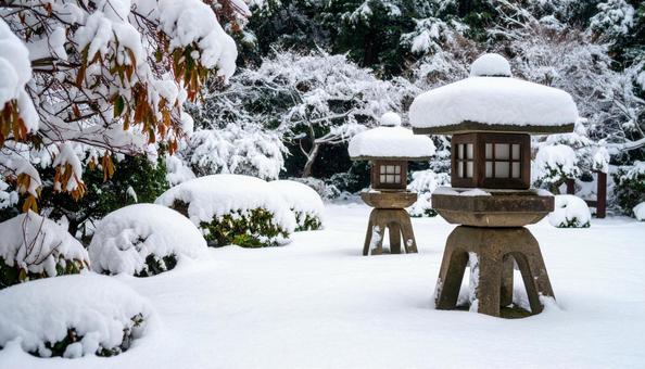 雪化粧をした日本庭園の灯籠と冬の植栽 雪化粧をした日本庭園の灯籠と冬の植栽の写真