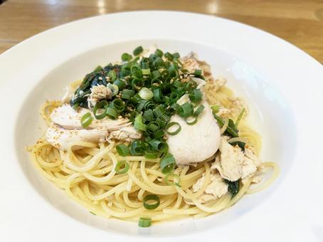九条葱と鶏肉のペペロンチーノパスタ 九条葱と鶏肉のペペロンチーノパスタ パスタ,九条葱,洋食の写真素材