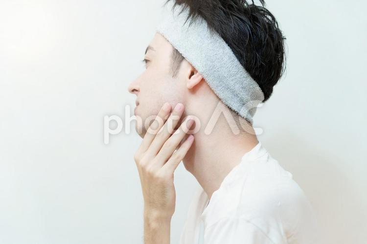 肌の状態を確かめる若い男性 男性,美容,メンズエステの写真素材