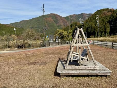 坂井市竹田農山村交流センター　グラウンド ブランコ,木のブランコ,木製の写真素材