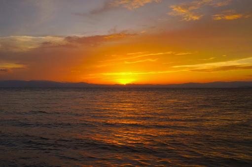 夕焼け空 さいかち浜水泳場にて 琵琶湖 夕焼け空 さいかち浜水泳場にて 琵琶湖 夕焼け,夕焼け空,日没の写真素材