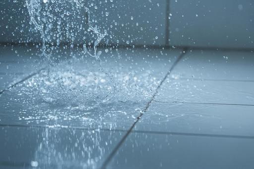 床に激しく跳ねる水しぶき 床に激しく跳ねる水しぶきの写真