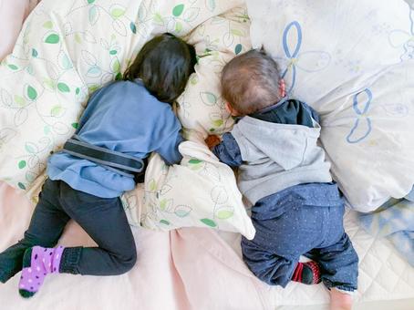 うつぶせで寝る子どもたち ベッド,布団,子供の写真素材