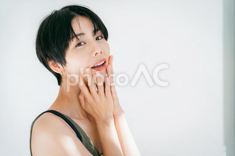 日本人の若い女性の美容イメージ 夏,光,自然の写真素材