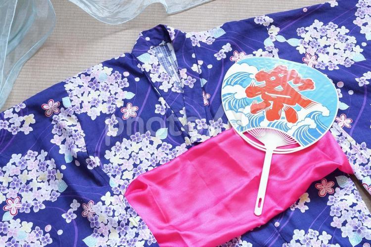 夏祭りのイメージ　紫陽花柄の浴衣とうちわ 夏,祭,夏祭りの写真素材