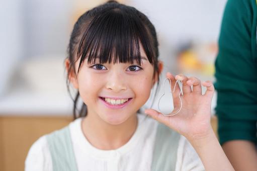 型抜きを手に嬉しそうにする子どもの笑顔 女の子,日本人,型抜きの写真素材