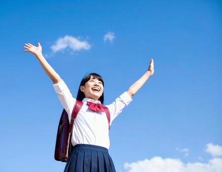 青空の下伸び伸びとする女の子 青空の下伸び伸びとする女の子の写真
