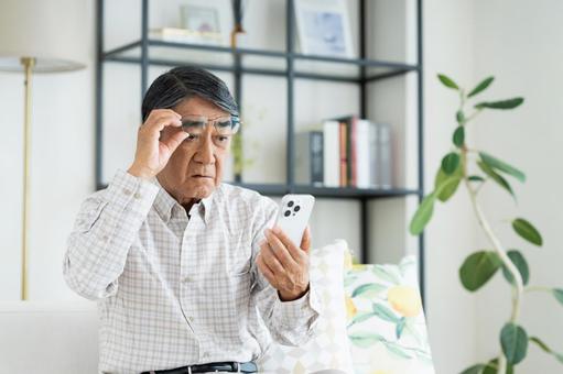 スマホで悩むシニアの男性 スマホで悩むシニアの男性 悩む,シニア,スマホの写真素材