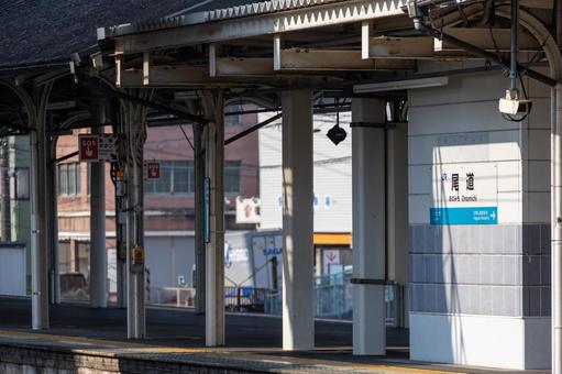 尾道駅駅名標と駅ホーム 尾道駅駅名標と駅ホーム jr西日本,広島,尾道駅の写真素材