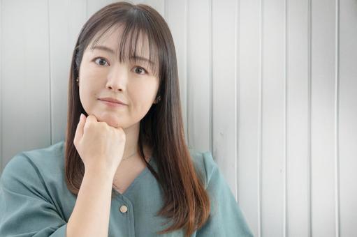 悩む綺麗な女性 悩む綺麗な女性 美容相談,肌ケア,スキンケアの写真素材