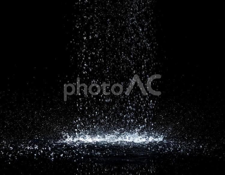 降り注ぐ雨　梅雨の時期　天気　黒背景1 雨,梅雨,雨季の写真素材