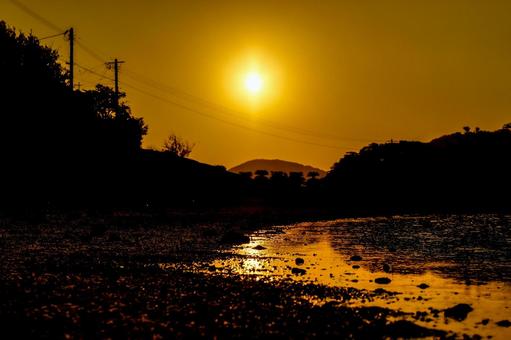 <素材>日が沈む夕暮れの海の風景 <素材>日が沈む夕暮れの海の風景の写真