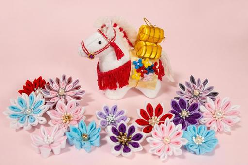 午年年賀状　金俵を背負う白馬とつまみ細工 午年,年賀状,白馬の写真素材