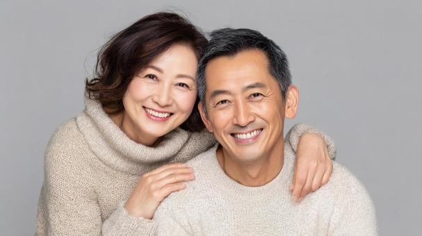 微笑むシニア夫婦 微笑むシニア夫婦の写真