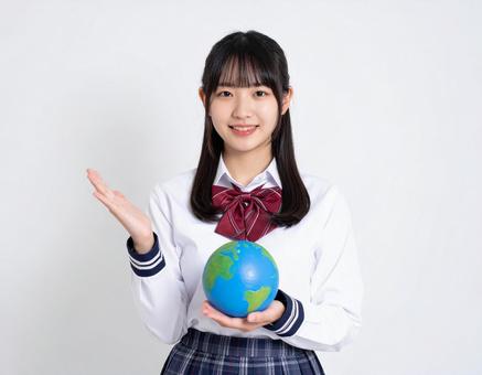 地球のような球体を持った女子生徒 地球のような球体を持った女子生徒の写真