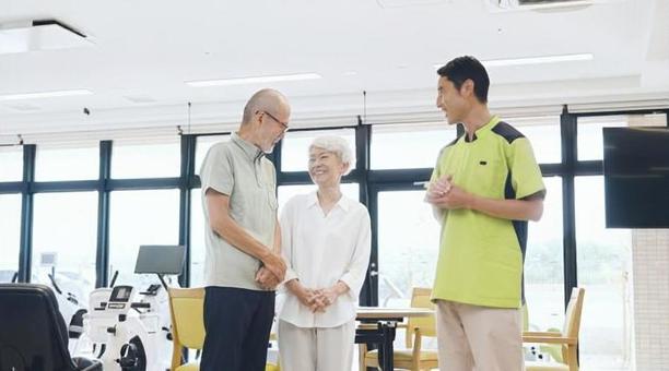 施設の内見をする介護士と高齢者 施設の内見をする介護士と高齢者 介護士,介護福祉士,高齢者の写真素材